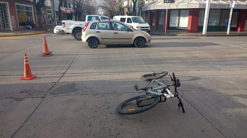 Una ciclista hospitalizada luego de ser embestida por un automóvil